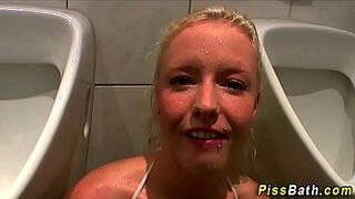 Weird slut uses her face - porn video