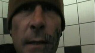 Cun in public toilet at the beach - porn video