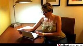 MILF get sperm on her eyeglasses - porn video